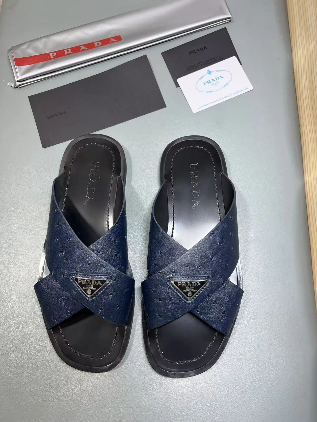 340💰PRADA Prada’s latest slippers are synchronized with the official website. This slipper is made of the brand’s unique and iconic Saffiano leather. The brand logo jumps out from the double straps, and the brand style is clearly visible. Cowhide gives men elegant charm and functional design, making it an ideal choice for vacation and leisure. Size:38-45